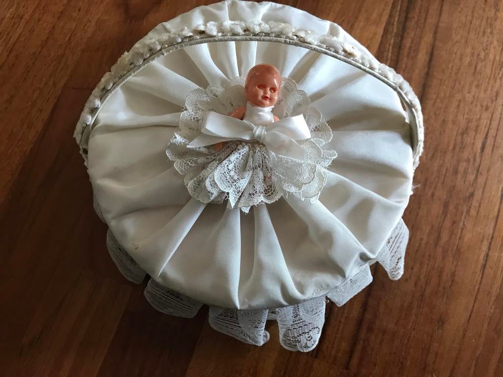 Vintage Babypopje in Satijnen Wiegje met Kant, Verzamelen, Poppen, Gebruikt, Babypop, Ophalen of Verzenden