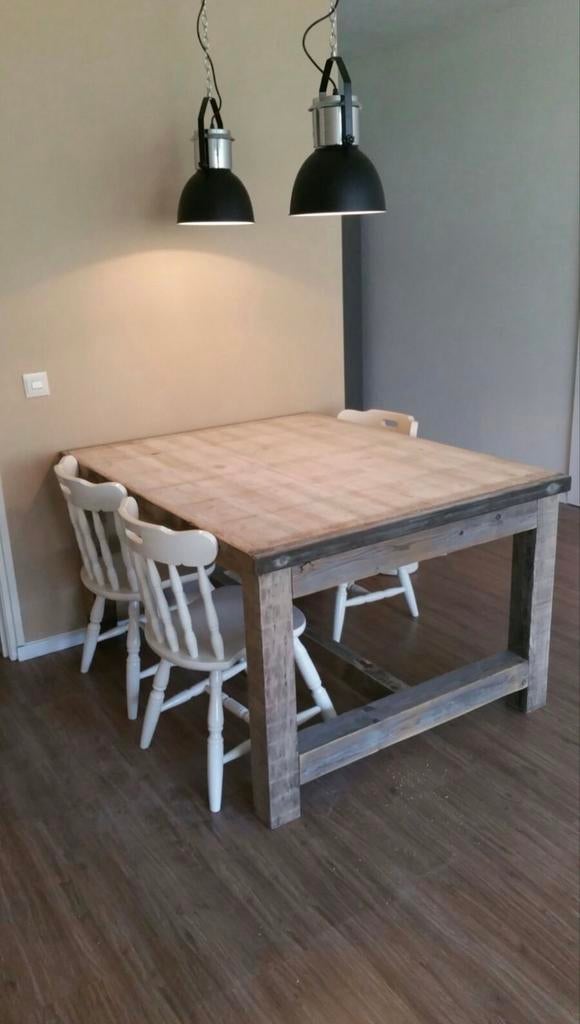 Robuuste houten eettafel - 140x110 cm, Gebruikt, 100 tot 150 cm, Ophalen of Verzenden, Vier personen