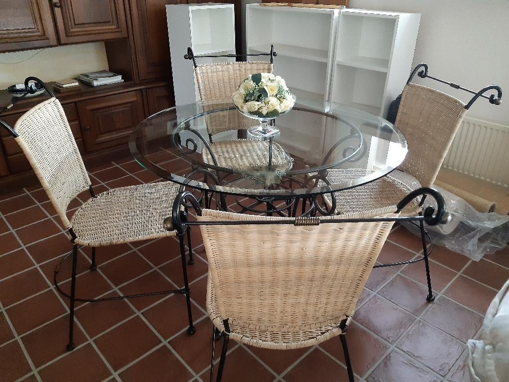 (Tuin) set met ronde glazen tafel en 4 rieten stoelen, Ophalen, Zo goed als nieuw, Metaal