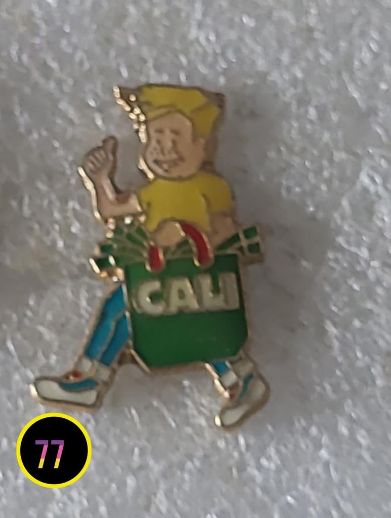 Pin met figuurtje en 'CALI' tas, Verzenden