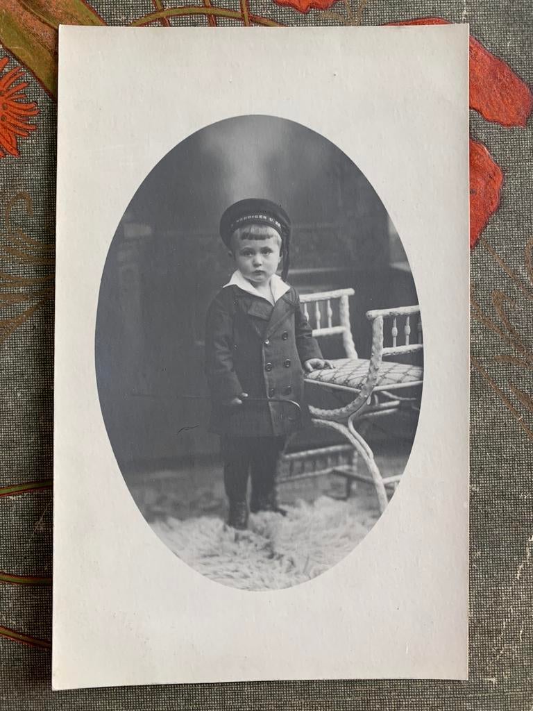 Foto - Jongetje met wandelstok en matrozenpet (SL), Gebruikt, Foto, Ophalen of Verzenden, Voor 1940