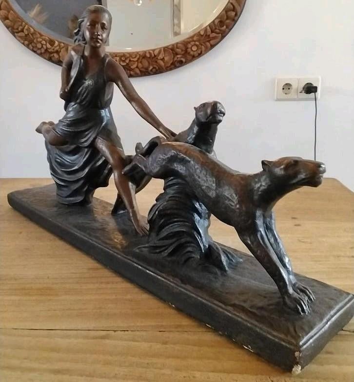 Jugendstil sculptuur Godin Diana met honden, Depose, België, Gips, Art nouveau, Ophalen of Verzenden, 20 - 50 cm