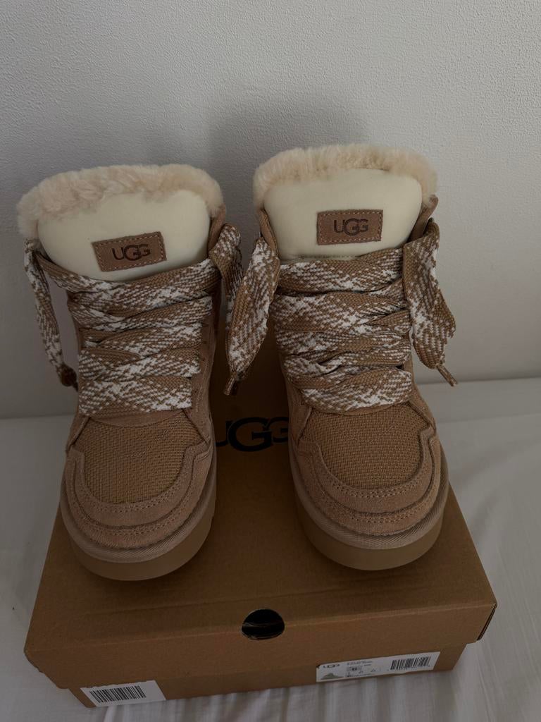 Ugg Higmell, Beige, Lage of Enkellaarzen, Nieuw, Ophalen of Verzenden