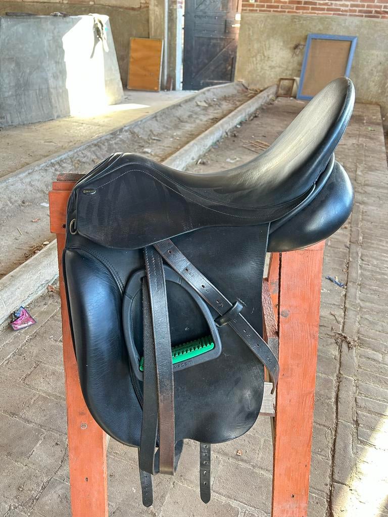 Euroriding dressuurzadel 17,5 inch, Dieren en Toebehoren, Ophalen, Dressuur