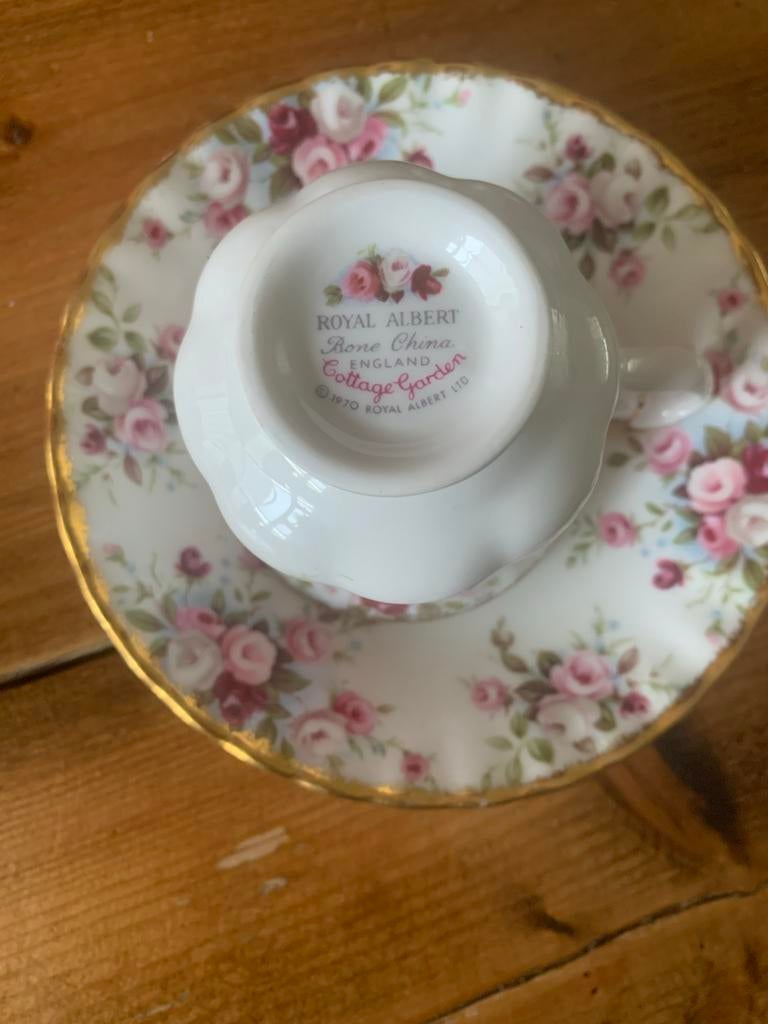 Royal Albert Cottage Garden Kop en Schotel, Ophalen of Verzenden, Zo goed als nieuw, Overige stijlen, Kop(pen) en/of Schotel(s)