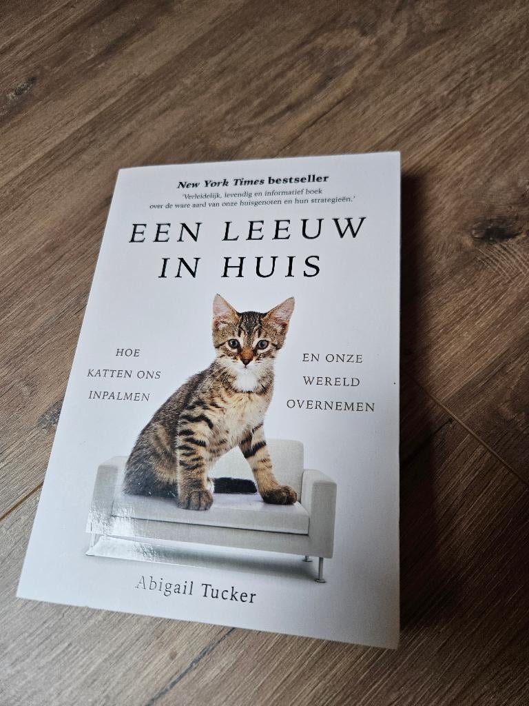 Een leeuw in huis - Hoe katten ons inpalmen, Ophalen of Verzenden, Zo goed als nieuw, Katten