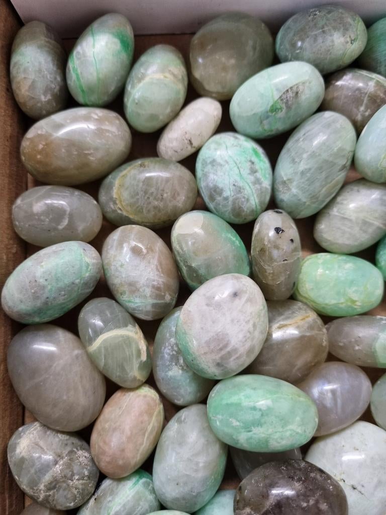 Kleine handstenen van groene maansteen per 100 gram 4-6 stuk, Ophalen of Verzenden, Mineraal