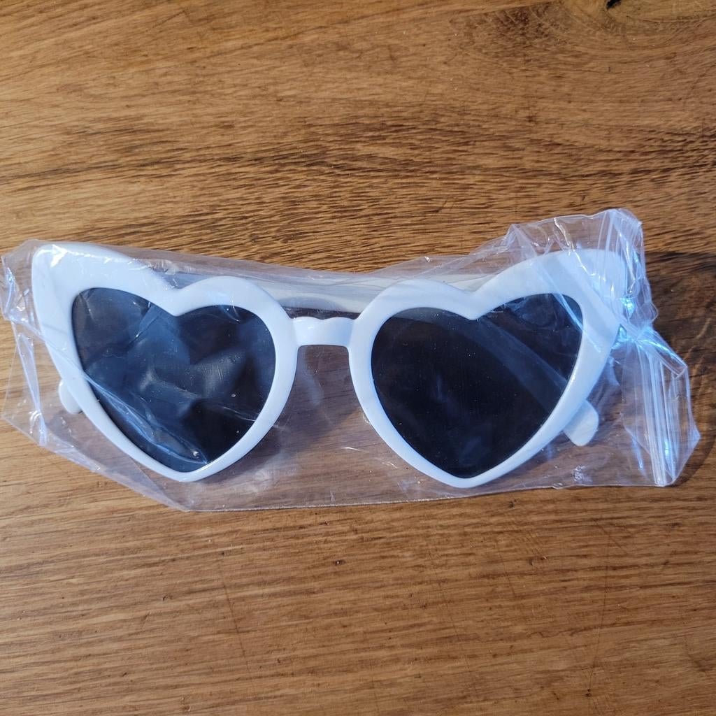 Nieuwe hartjes zonnebril - wit of roze, Overige merken, Zonnebril, Nieuw, Ophalen of Verzenden