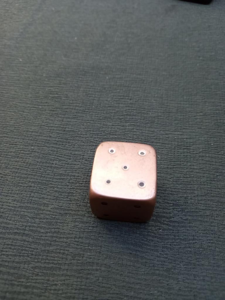 Vintage massief koperen-, messing- of bronzen dobbelsteen., Ophalen of Verzenden, Koper