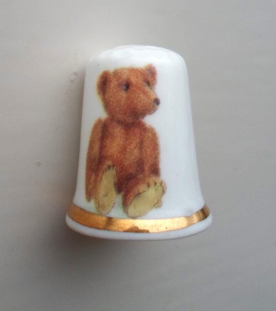 Porseleinen vingerhoed. Beertje. Frika Collection, Ophalen of Verzenden, Zo goed als nieuw, Porselein, Nederland