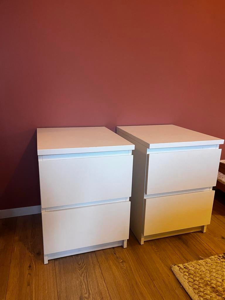 Twee witte IKEA nachtkastjes, Huis en Inrichting, Slaapkamer | Nachtkastjes, Ophalen, Gebruikt, Minder dan 45 cm, Minder dan 55 cm