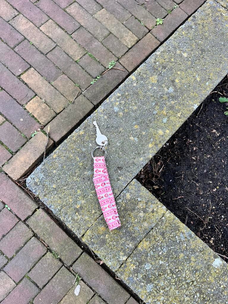 ***GEVONDEN IN EDE - Telefoonweg - Sleutel, Contacten en Berichten, Gevonden voorwerpen