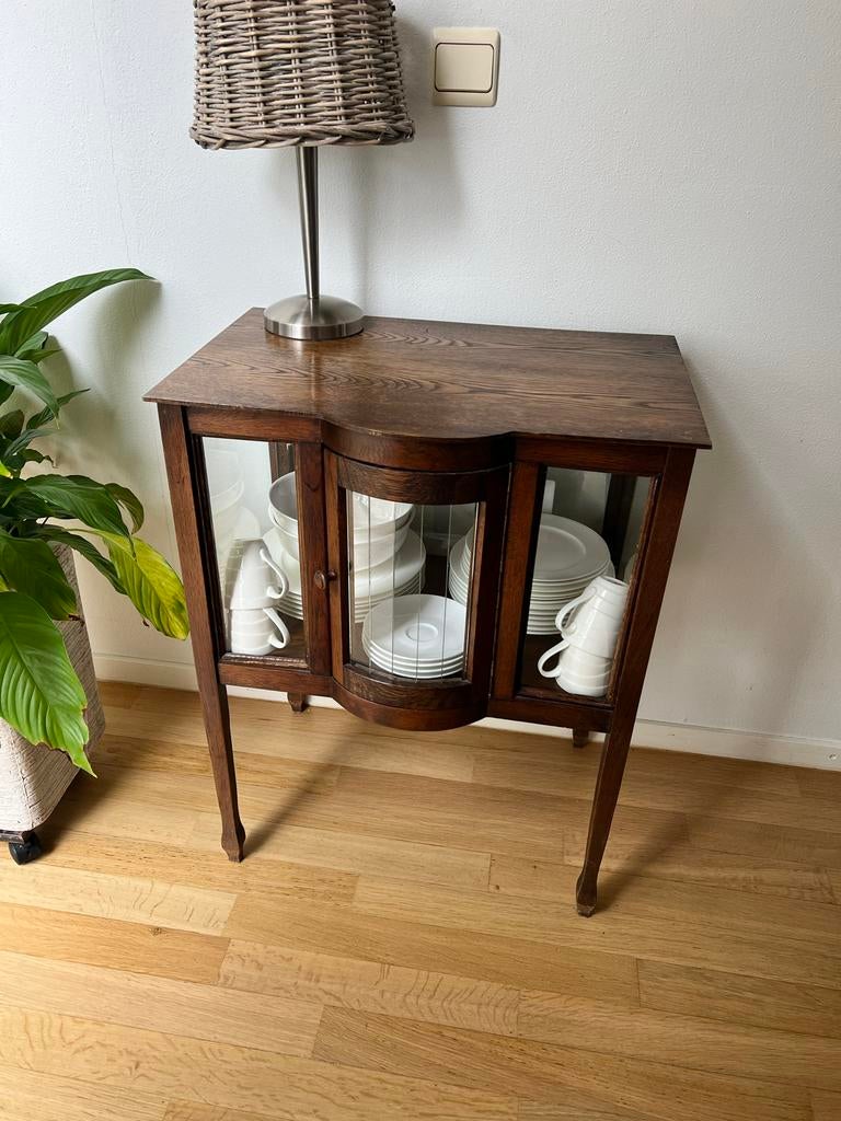 Vintage houten vitrinekastje met glazen deuren, Huis en Inrichting, Kasten | Vitrinekasten, Ophalen, Gebruikt, 50 tot 100 cm, Minder dan 100 cm
