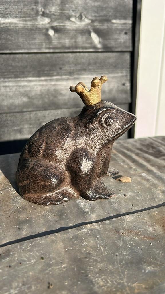 Gietijzeren koning kikker met kroontje, Tuin en Terras, Tuinbeelden, Ophalen of Verzenden, Nieuw, Metaal, Dierenbeeld