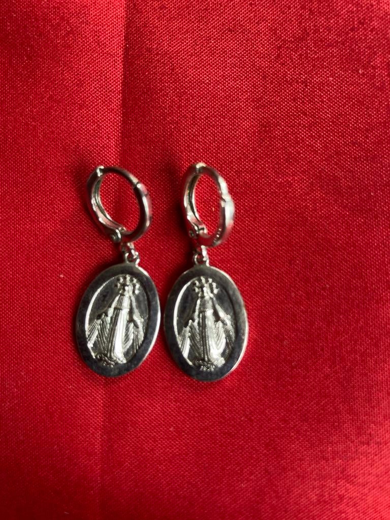 Wonderbaarlijke medaille | Zilverkleurige oorbellen communie, Overige materialen, Hangers, Ophalen of Verzenden, Zo goed als nieuw