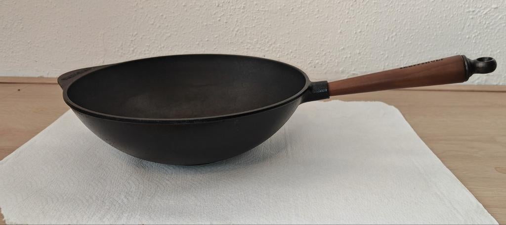 32 cm walnut handle Skeppshult cast iron wok, Huis en Inrichting, Gietijzer, Nieuw, Ophalen of Verzenden, Keramische plaat