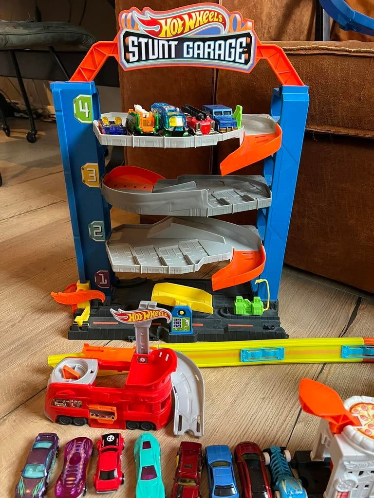 Hot Wheels - Baanset - Met 5 crashzones - Met gemotoriseerde booster en 1 Hot Wheels auto - Racebaan