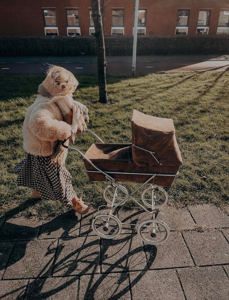 Prachtige bruin velvet vintage poppen kinderwagen, Ophalen