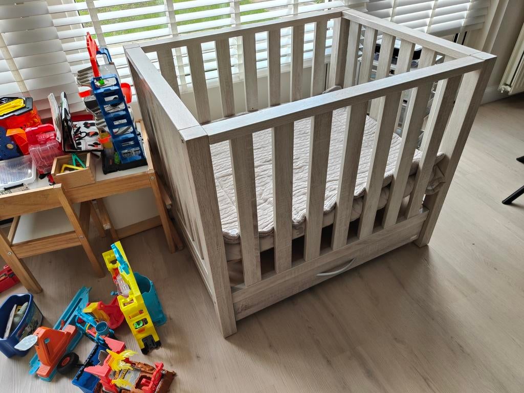 Kinderbox in nette staat, Kinderen en Baby's, Boxen, Ophalen of Verzenden, Zo goed als nieuw, Vierkant, Lade