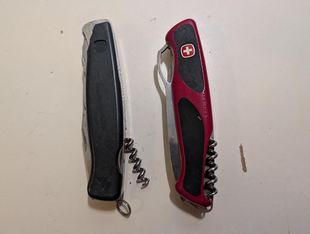 2 x wenger ranger zwitsers zakmes, Caravans en Kamperen, Kampeergereedschap, Ophalen of Verzenden, Gebruikt