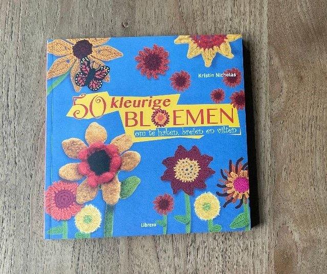 50 kleurige bloemen haken breien vilten hobbyboek, Ophalen of Verzenden, Nieuw, Breien of Haken, Patroon of Boek