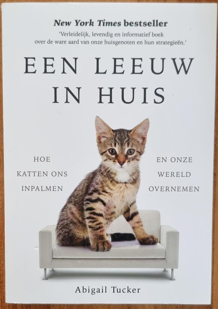 Een leeuw in huis - hoe katten ons inpalmen - Abigail Tucker, Ophalen of Verzenden, Gelezen, Katten, Abigail Tucker