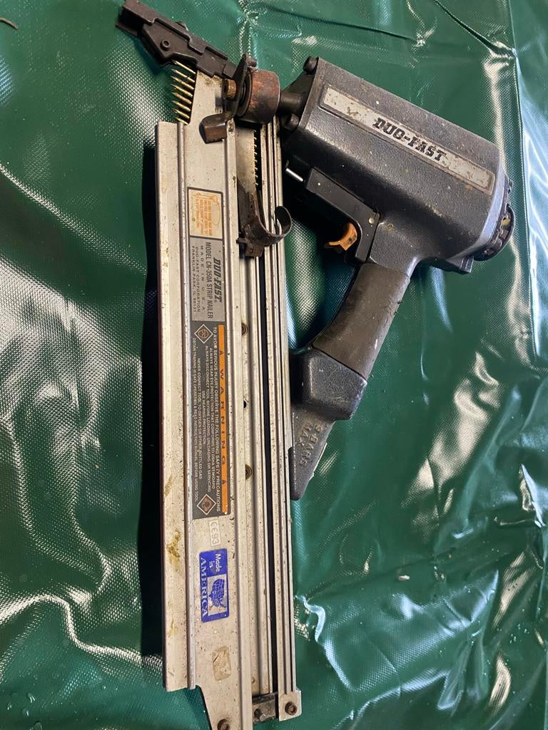 Spijkerpistool op lucht met spijkers, opknapper, Ophalen of Verzenden, Gebruikt