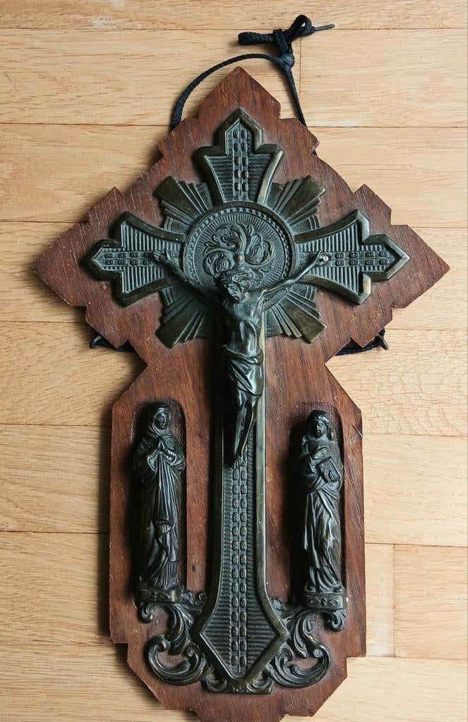 Antieke Wand Crucifix Koper Jezus Met Twee Heiligen Jaren 30, Antiek en Kunst, Antiek | Religie, Ophalen of Verzenden