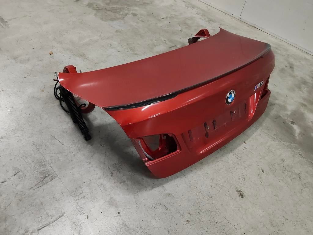 BMW M5 F10 Achterklep Sakhir Orange met Carbon Spoiler, Ophalen, Gebruikt, Achterklep, Achter