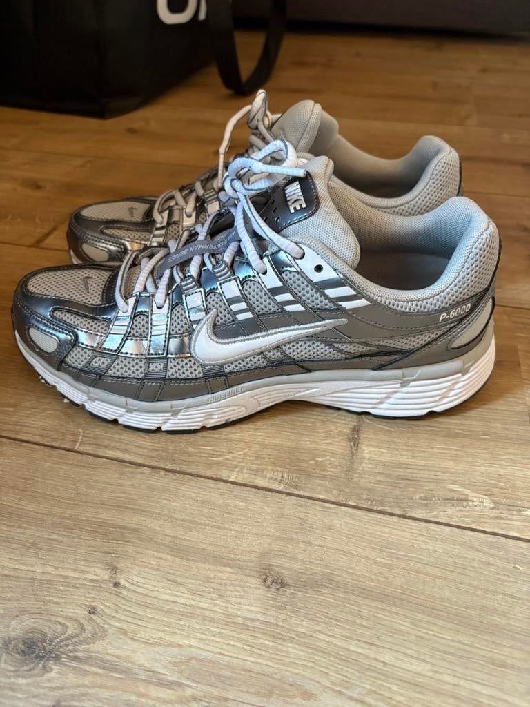 Nike p6000 metallic nieuw, Ophalen of Verzenden, Zo goed als nieuw, Sneakers of Gympen