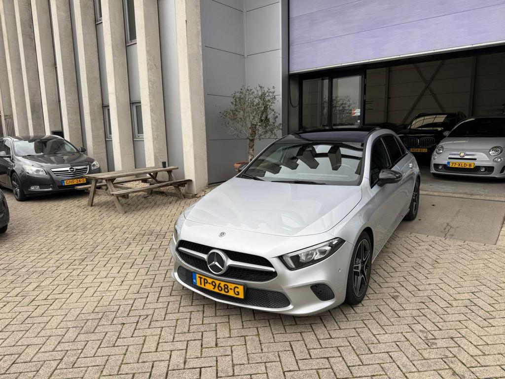 Mercedes-Benz A-klasse 200 PANO! LED! CARPLAY! NAP! INRUIL M, Gebruikt, 4 cilinders, Leder en Stof, Origineel Nederlands