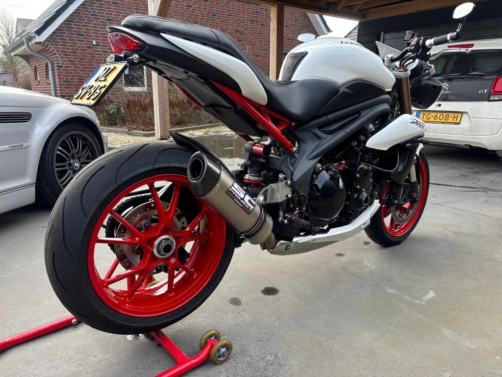 Triumph Speed Triple 1050 - 2011 - Naked Bike, Motorrijbewijs A, 3 cilinders, Particulier, 1050 cc