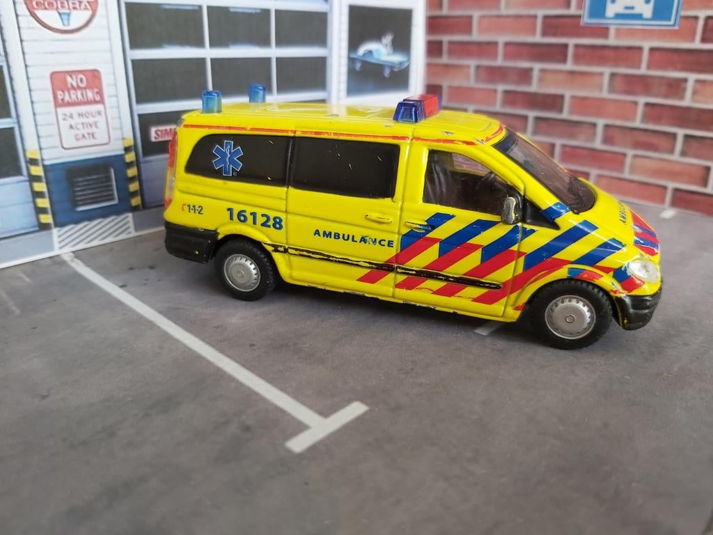 Mercedes Vito ambulance Nederland schaal 1.43, Ophalen of Verzenden, Gebruikt, Bus of Vrachtwagen, Overige merken