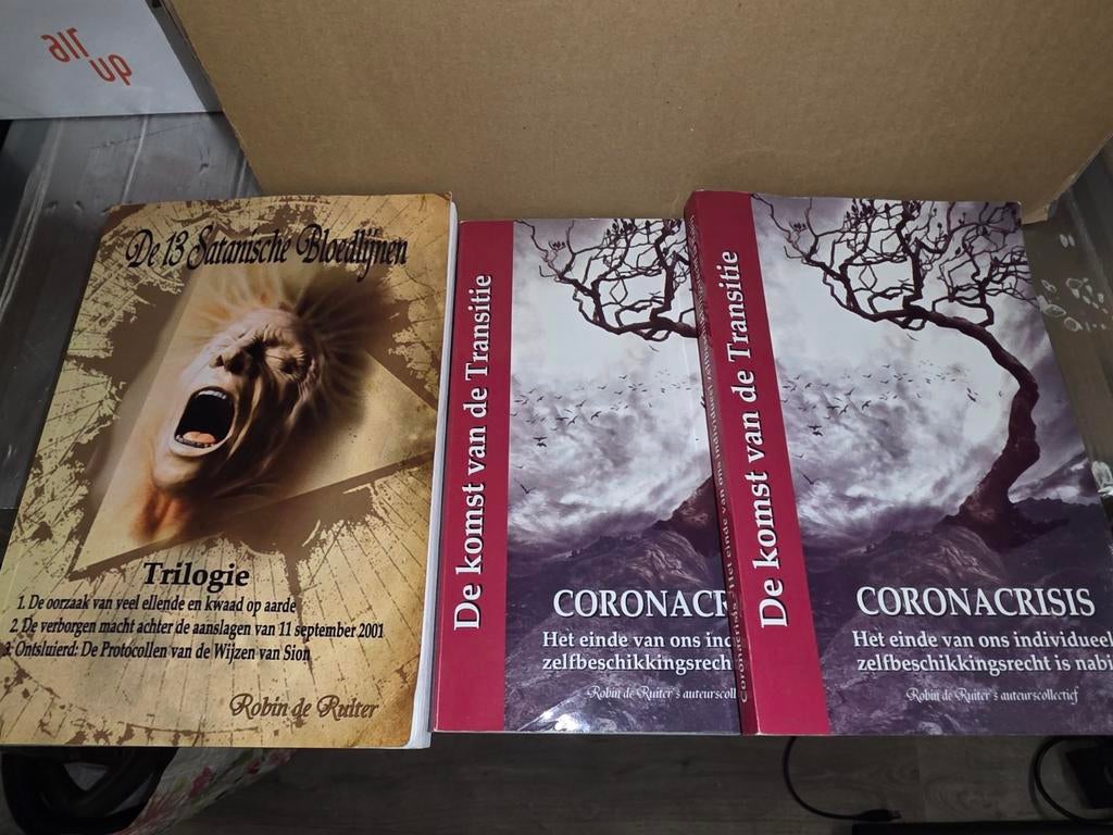 2 boeken: 13 Satanische Bloedlijnen & Co, Ophalen of Verzenden