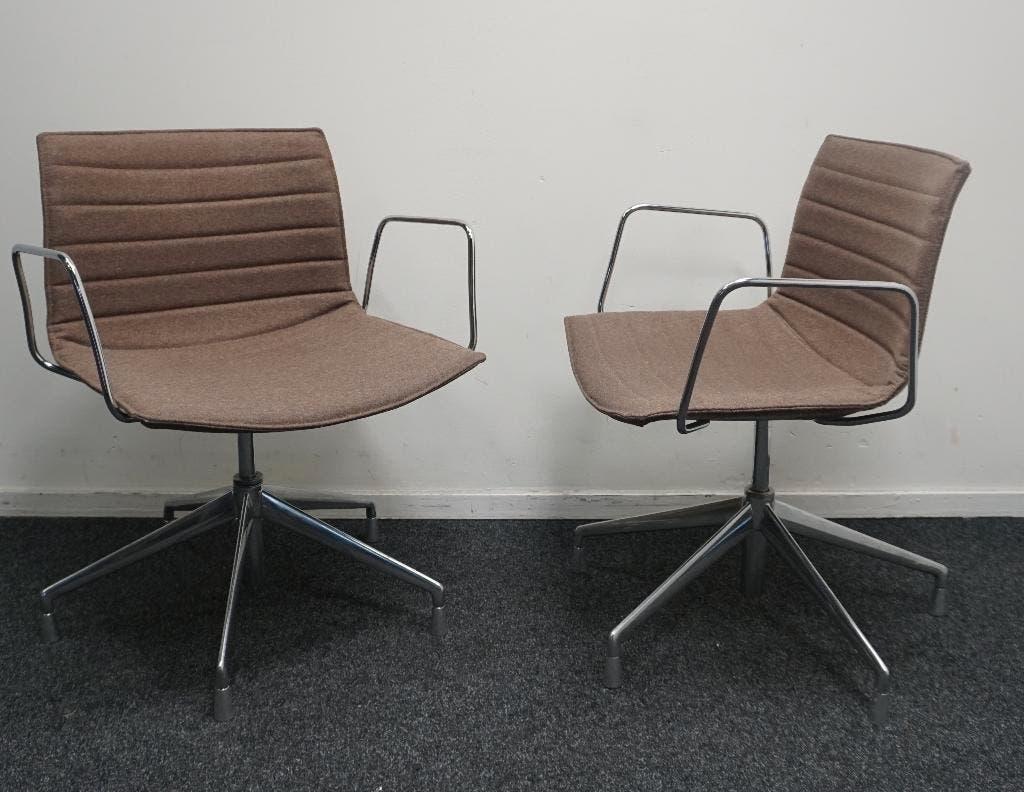 Arper Catifa 53 Design Vergaderstoelen | Bruin | Draaibaar, Gebruikt, Ophalen of Verzenden, Stof, -