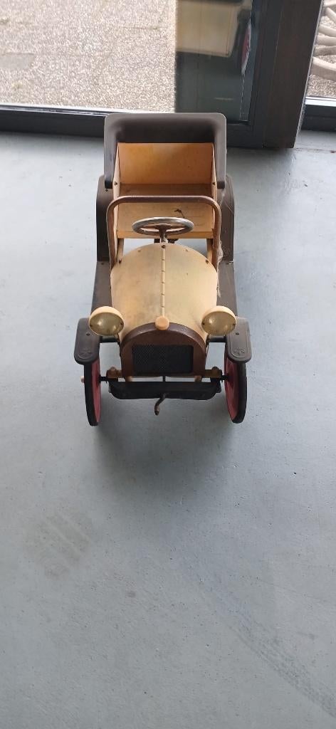 Gele oude trapauto (decoratie), Ophalen