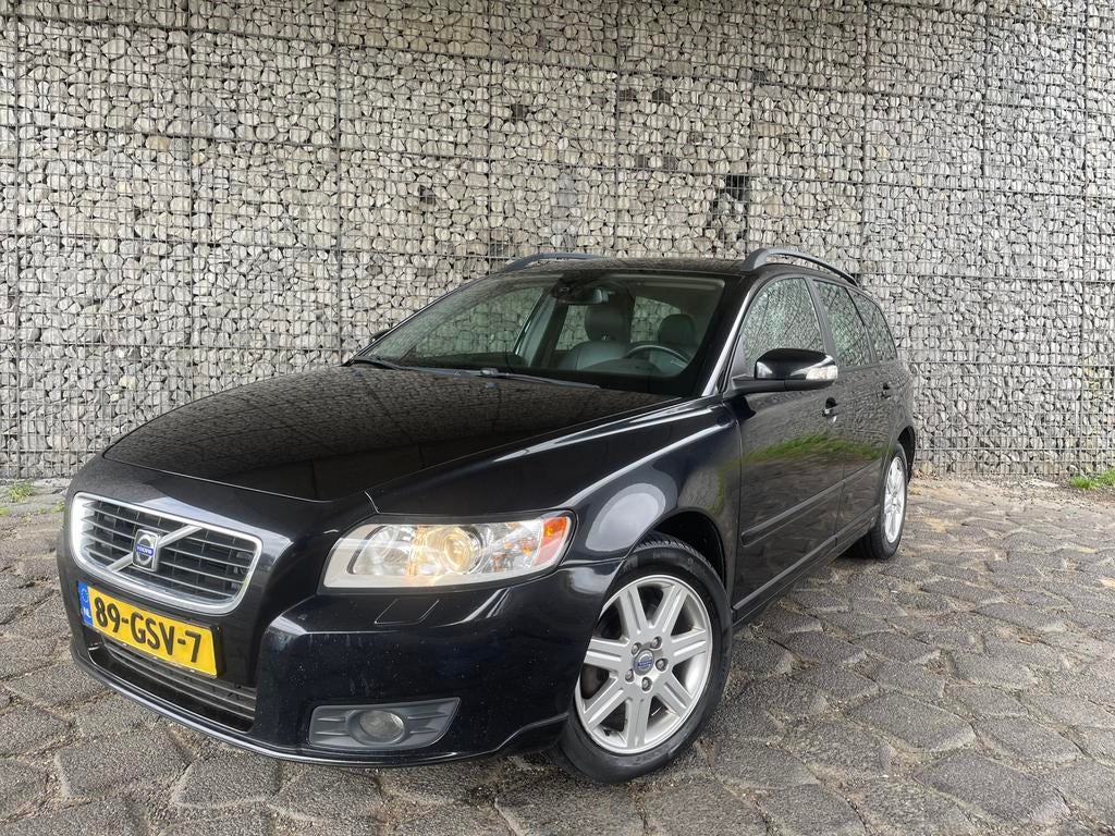 GOED ONDERHOUDEN Volvo V50 1.8 2008 Zwart/APK 01-2027/AIRCO/, Auto's, Voorwielaandrijving, 125 pk, 4 cilinders, Zwart