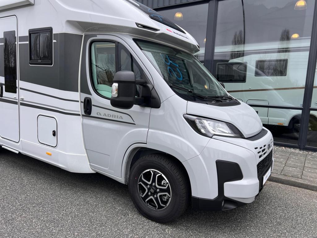 Adria Coral 670 DL 180PK AUT/NAVI/CAMERA, Caravans en Kamperen, Campers, Automaat, Ringverwarming, Fiat, Bedrijf