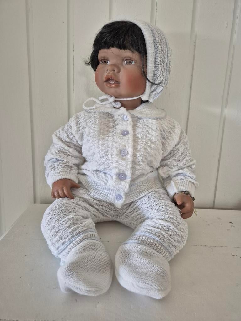 Vintage realistische pop meisje bruine huidskleur porselein, Ophalen of Verzenden, Zo goed als nieuw, Pop, Levensecht of Reborn