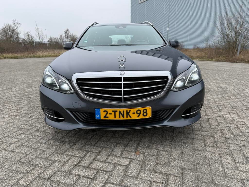 Mercedes-Benz E-Klasse E200 135KW Estate Aut7 2013 Grijs, Auto's, Achterwielaandrijving, 4 cilinders, USB, Leder