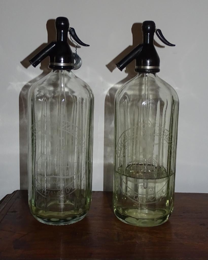 2 spuitflessen met gravure waterfles sodafles, Antiek en Kunst, Ophalen
