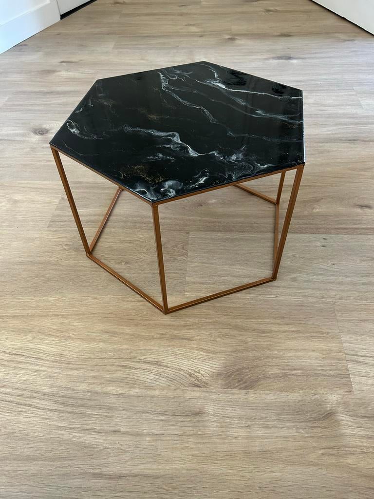 Zeshoekige bijzettafel met epoxy marmer, Huis en Inrichting, Tafels | Bijzettafels, Zo goed als nieuw, Overige vormen, Minder dan 45 cm