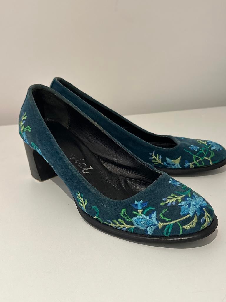Pumps Lien&Giel petrol met geborduurde bloemen, Kleding | Dames, Schoenen, Ophalen, Gedragen, Blauw, Pumps