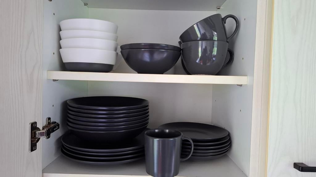 Heel mooi, uitgebreid en compleet (mat donkergrijs) servies, Huis en Inrichting, Keuken | Servies, Ophalen, Zo goed als nieuw