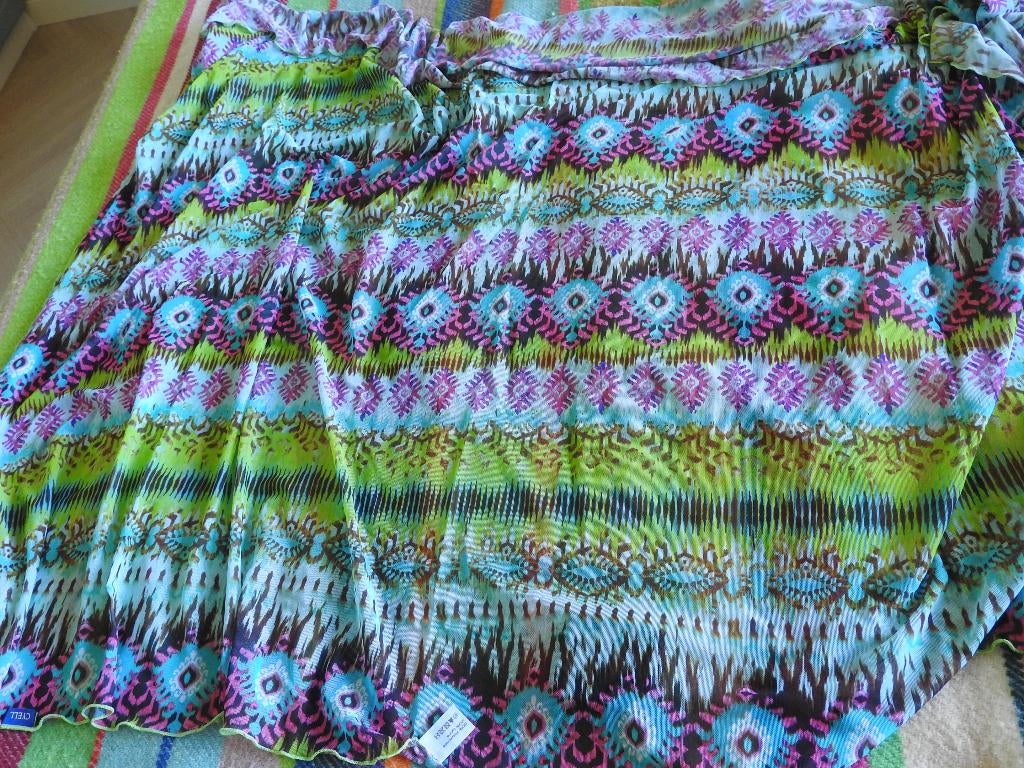 Kleurige strand pareo voor over je badkleding. Merk Cyell., Cyell, Ophalen of Verzenden, Zo goed als nieuw, Overige typen