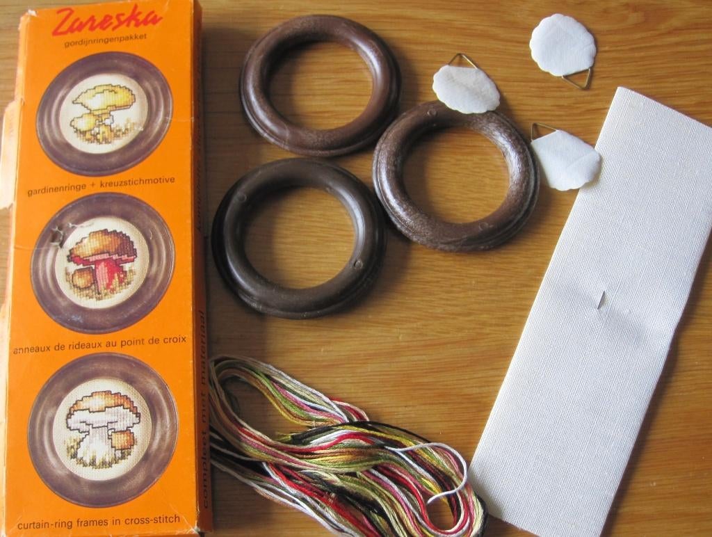 borduurpakket voor gordijnringen - paddestoelen - nieuw, Hobby en Vrije tijd, Borduren en Borduurmachines, Ophalen of Verzenden