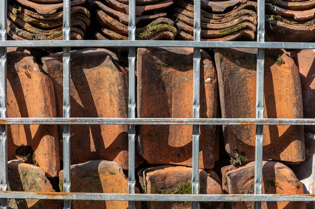Oude antieke rode handvorm Hollandse pan 2.600 stuks, Gebruikt, Steen of Klei, Ophalen of Verzenden, 15 m² of meer
