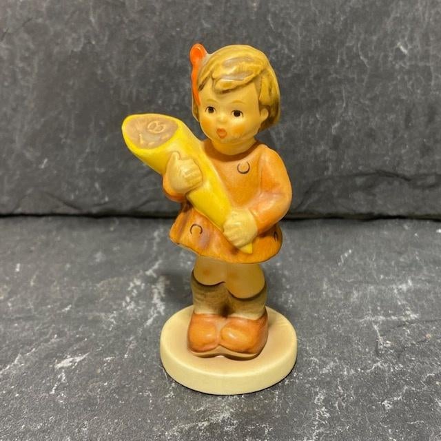 Goebel Hummel girl - A sweet offering, Ophalen of Verzenden, Zo goed als nieuw, Hummel