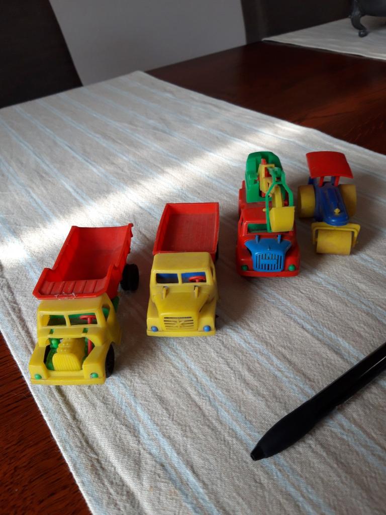 Auto plastic vrachtauto's, Antiek en Kunst, Antiek | Speelgoed, Ophalen