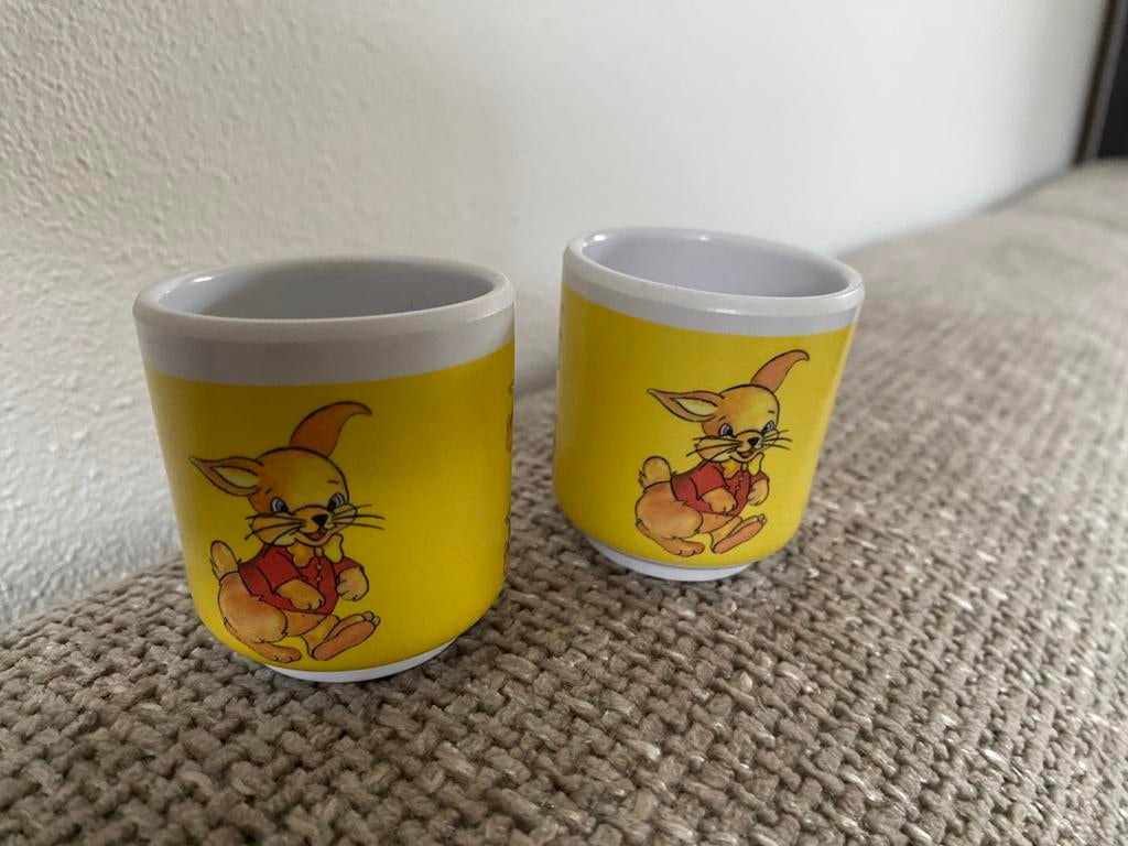2 gele eierdopjes met konijn paashaas pasen, Keramiek, Overige typen, Ophalen of Verzenden, Zo goed als nieuw